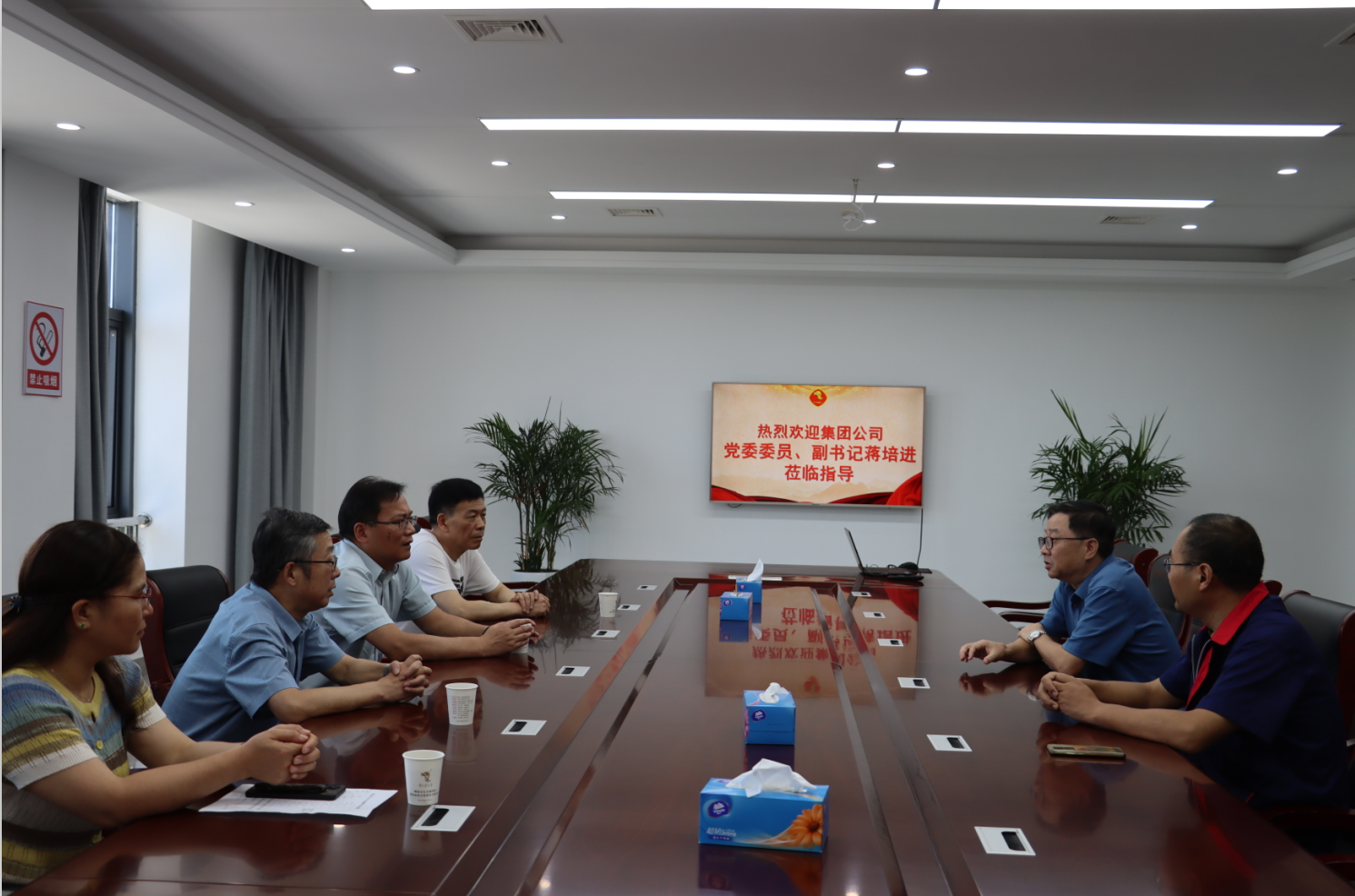 集團(tuán)公司黨委副書記蔣培進(jìn)到公司開展高溫慰問 集團(tuán)公司黨委副書記蔣培進(jìn)到公司開展高溫慰問